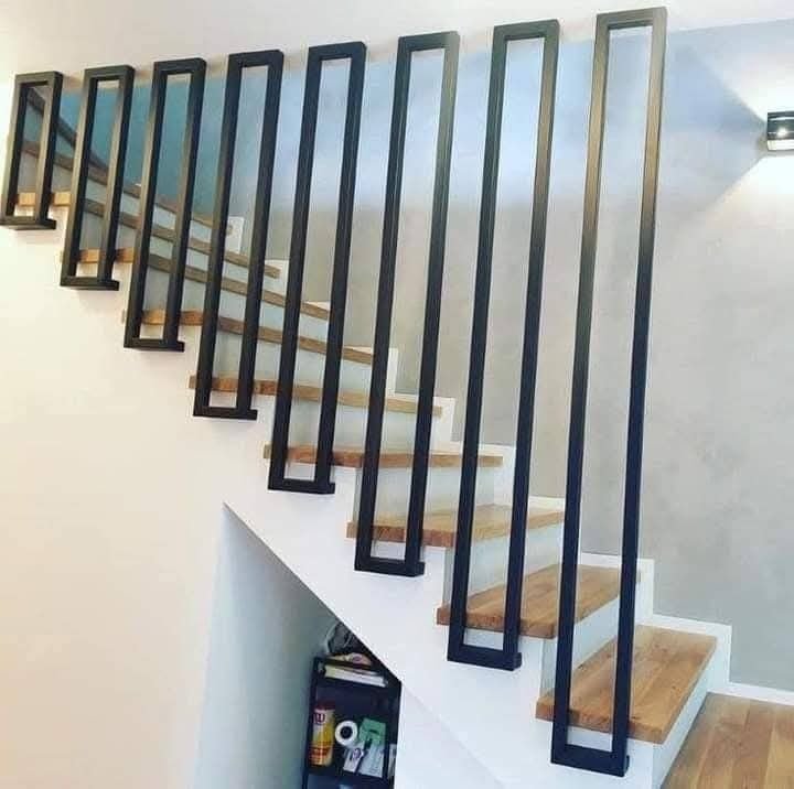فاصل هندسي بمحاذاة درج