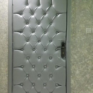 باب مبطن فضي بتقسيمات هندسية