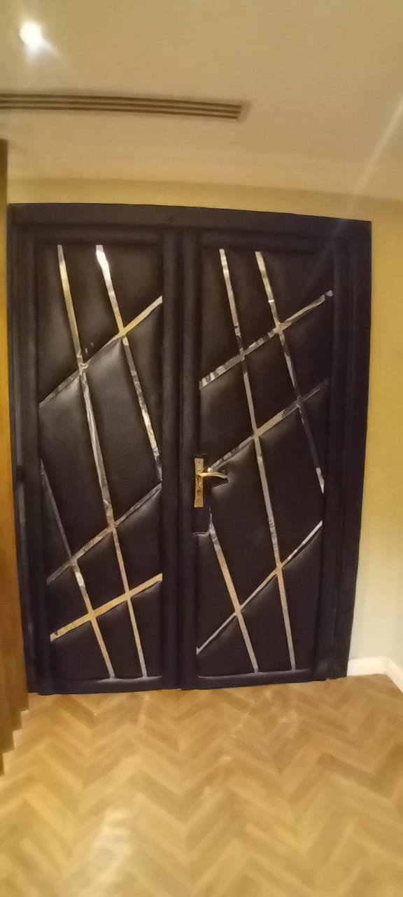 باب منجد داكن بتقسيمات هندسية